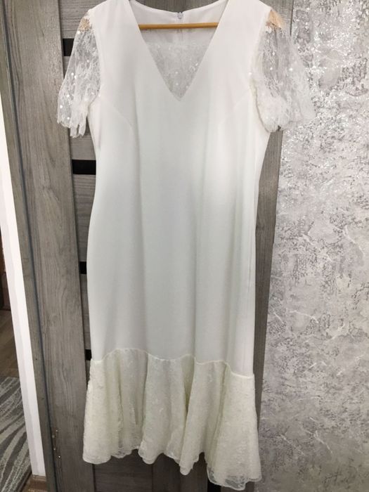 Женское белое торжественное платье