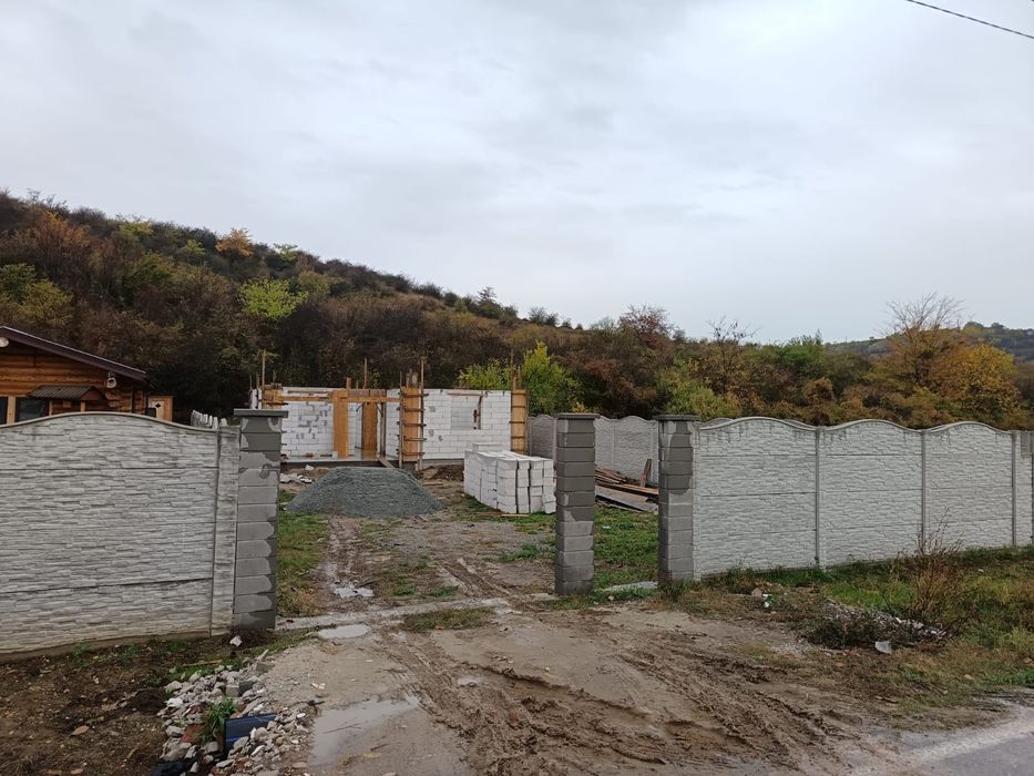 Casa la roșu de vânzare Podari