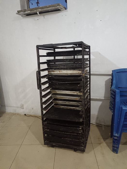 Продам миксер 30л,жарочные печи, тестом, столы.