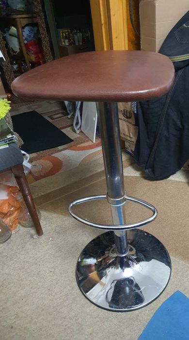 Стул барный и вешалка..