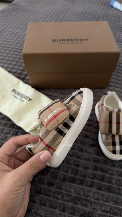 Adidasi Burberry nr 19