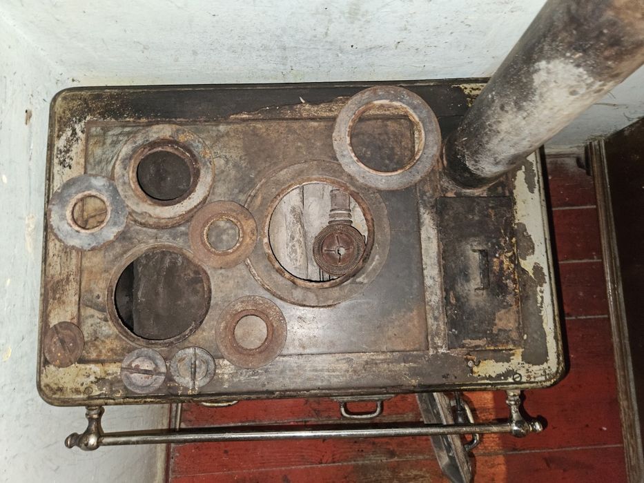 Sobe de fontă tip mașină de gătit, gaz sau lemne, folosită
