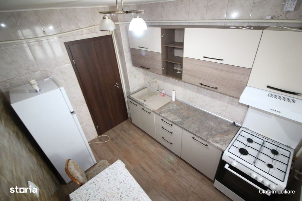 3 Cam De inchiriat Etj 3 Zona Adm Financiara !!
