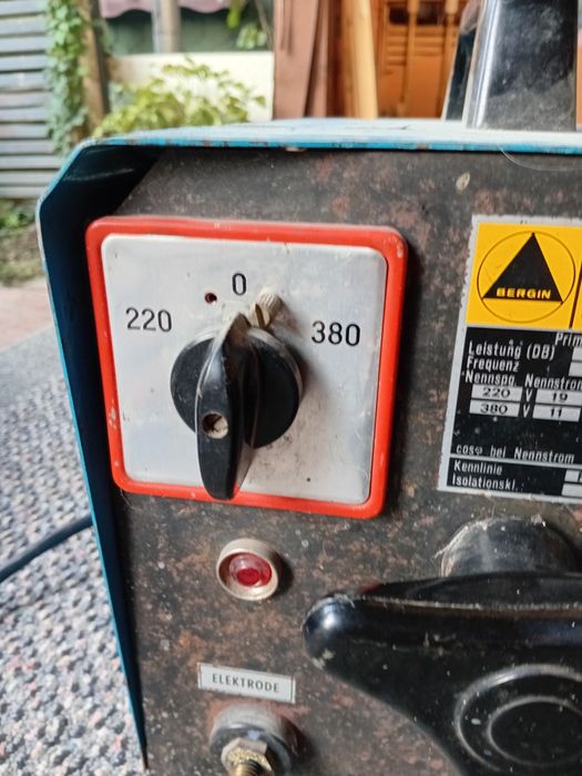 Vand aparat de sudura cu electrod