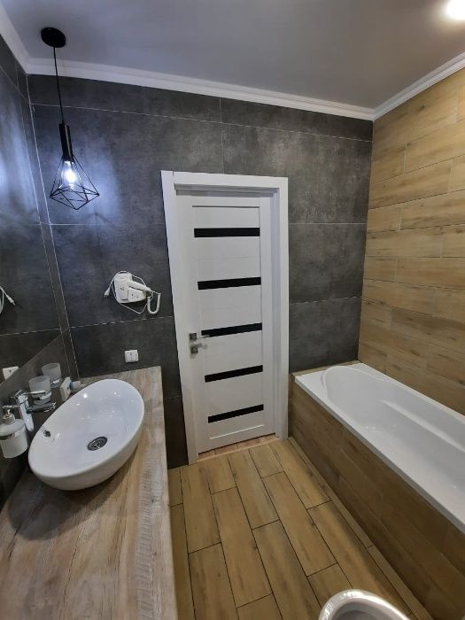 Сдам 1 ком. дизайнерскую квартиру центр ярмарка вокзал артур почасам