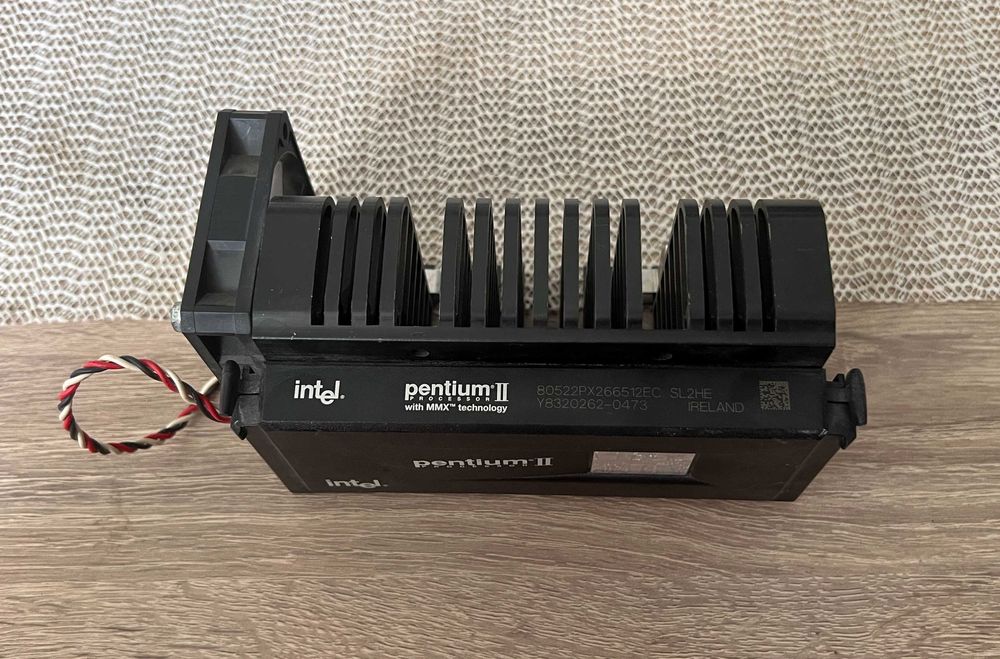 Procesor Intel Pentium II 266 MHz – Slot 1 – cu cooler original