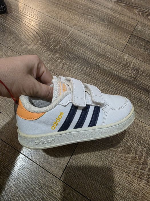 Vand adidasi Adidas unisex mărimea 26 in stare buna