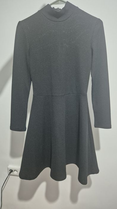 Чёрное платье с длинным рукавом