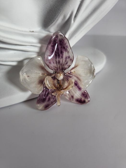 Брошки с естествен цвят на орхидея.