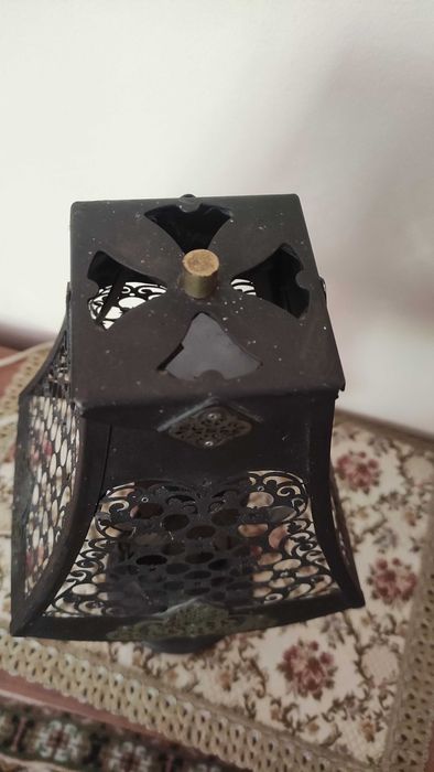 Старинна настолна лампа от метал с орнаменти