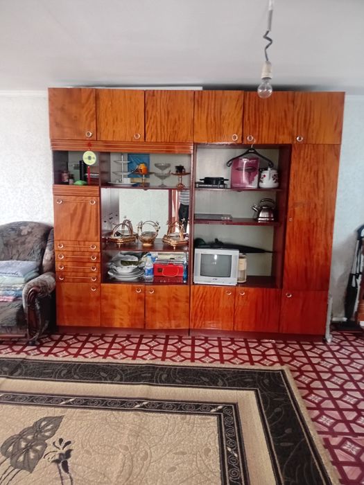 Продам сервант с андресолом