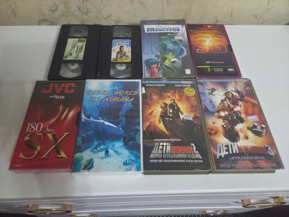 Диски DVD и видеокасеты