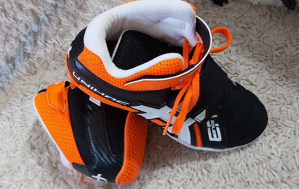 Adidași unihok noi.