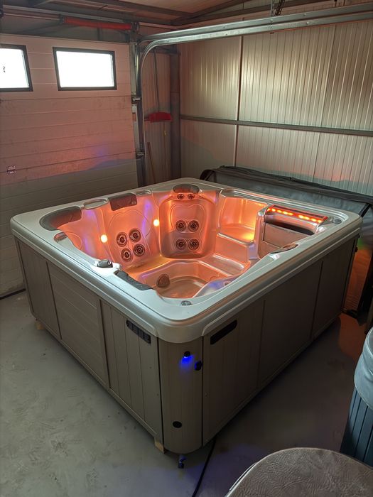 Jacuzzi ciubar spa piscina cada cu hidromasaj