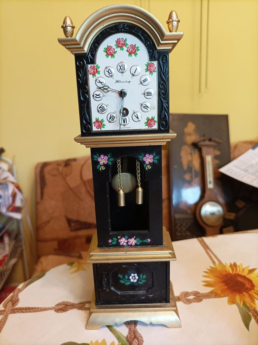 Източно германски малък паркетен часовник работещ