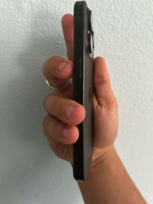 Продавам Iphone 15 pro 256gb