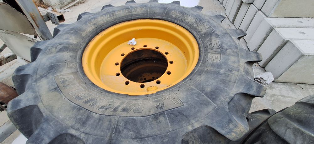 Джанти  18 w 28 с 12  болта и с гуми , свалени от Liebherr