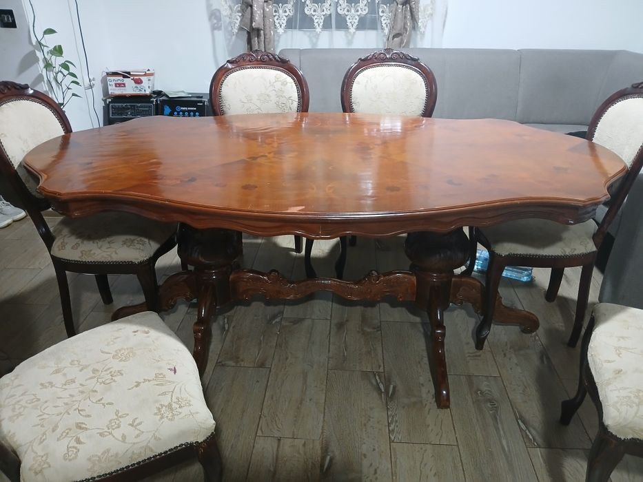 Vand masa de  12 persoane