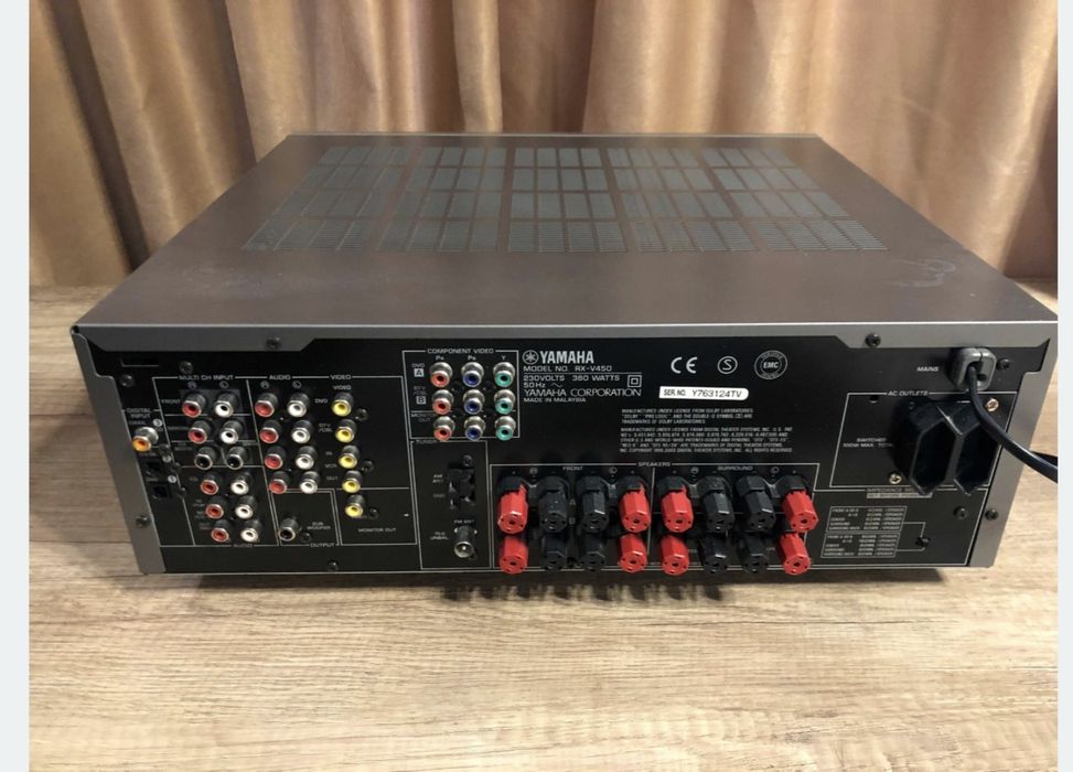 Amplituner Yamaha RX-V450 si Bookshelf Pioneer.