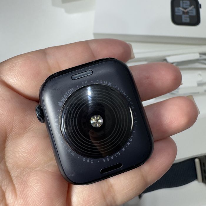 Продам Apple watch se2