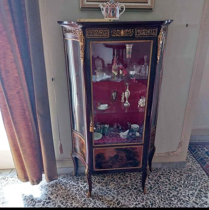 Изящна антикварна витрина