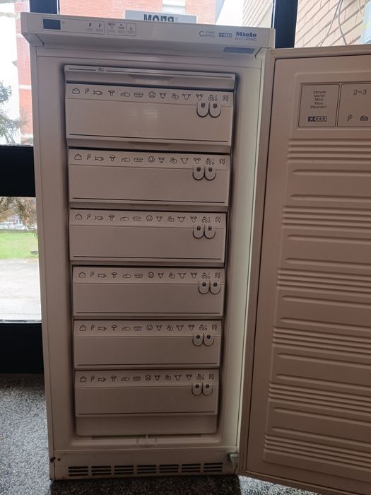Продавам Фризер Miele с 6 чекмеджета