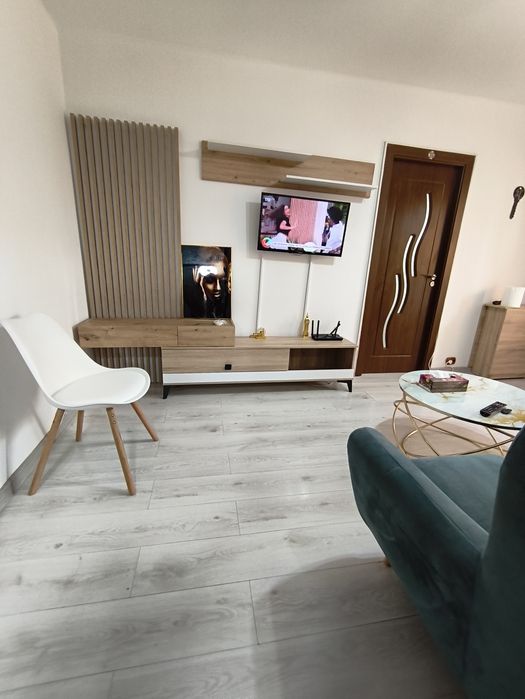 Închiriez apartament