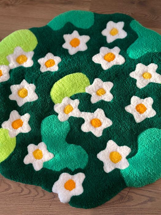 Ръчно изработен тафтингов килим с маргаритки – пухкав и цветен дизайн