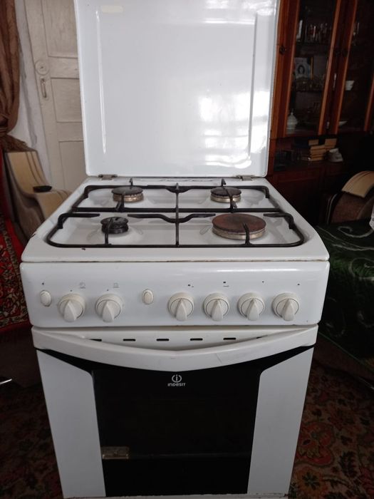 Продам газовую плиту