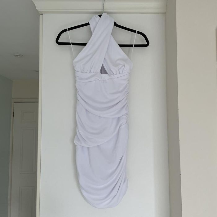 Бяла рокля ZARA гол гръб