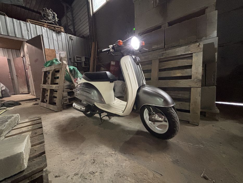 Продаеться скутер в ситиле ретро.