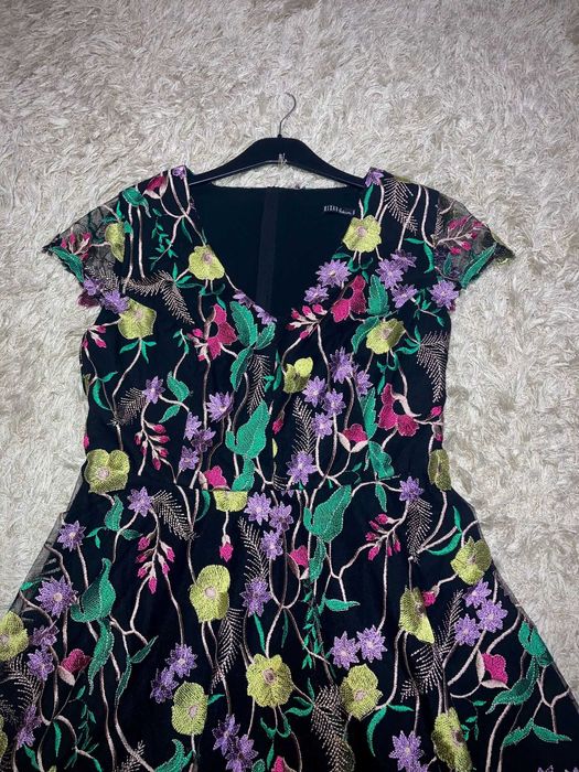 Vând rochie elegantă cu floricele colorate