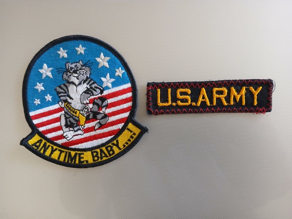 Două embleme textile brodate (patch-uri) cu specific militar:Emblema „Anytime, Baby!” (F-14 Tomcat)