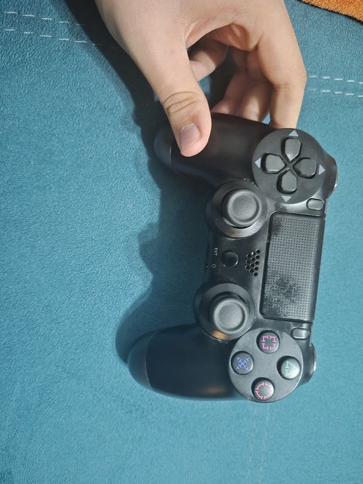 Vand controller ps4 in stare bună.