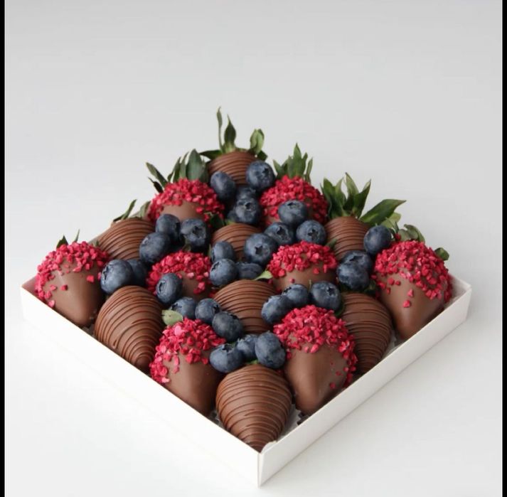 Клубника и финики в шоколаде