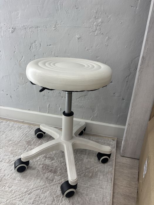 Стул на колесиках для мастера