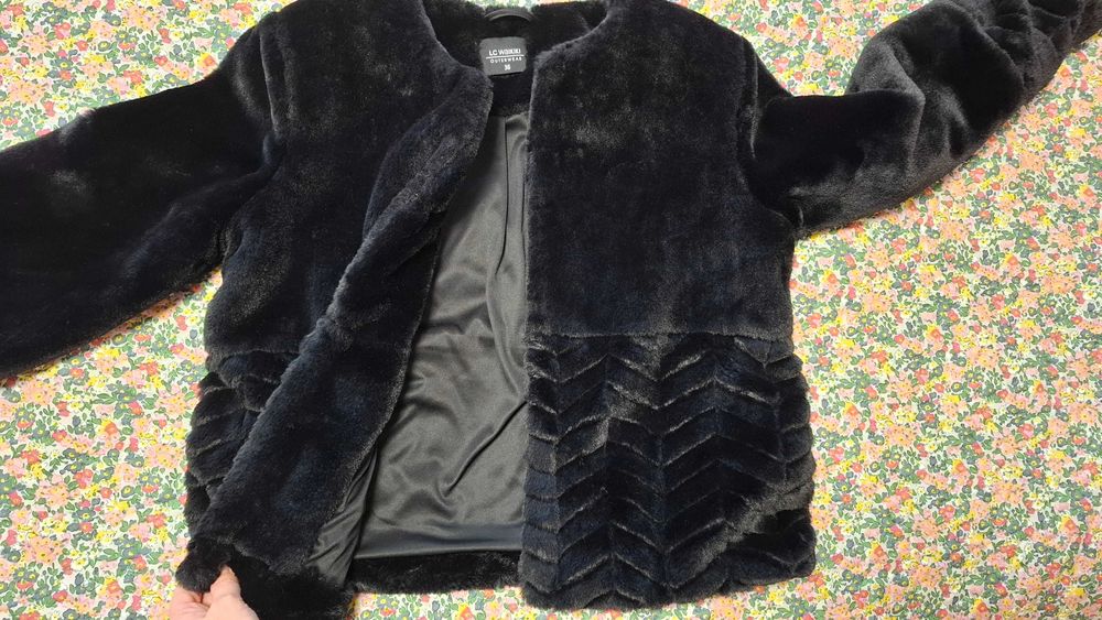 Яке черно пухкаво