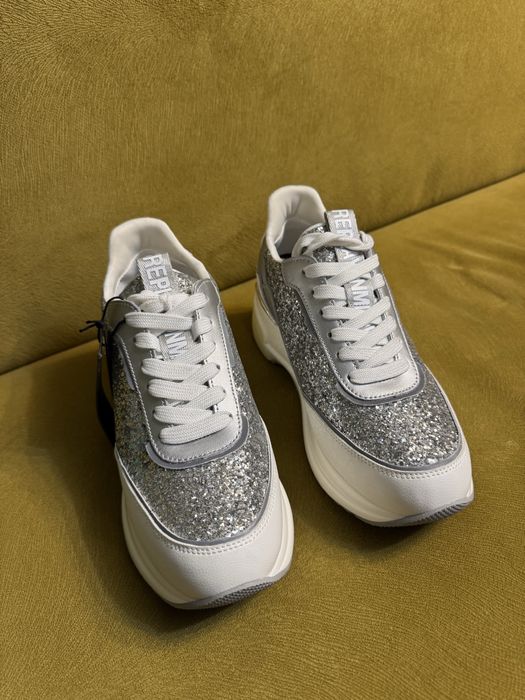 Чисто нови маратонки на Replay