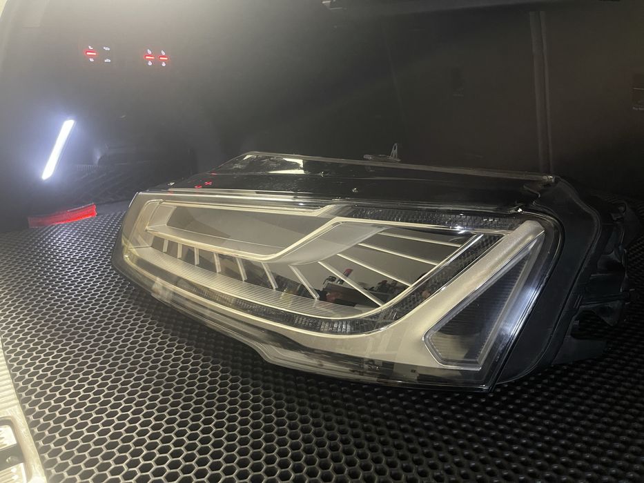 Audi A8 matrix ляв фар