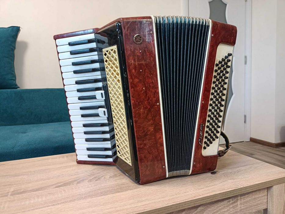 Продавам два акордеона