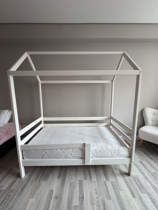 Продам.  Детскую кровать домик