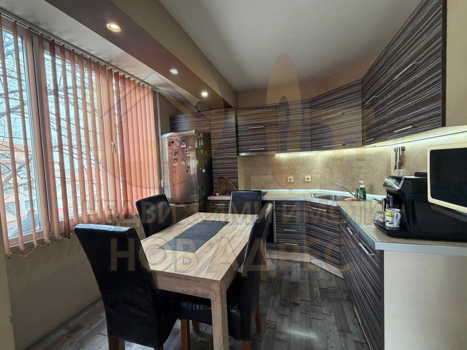 Многостаен Тухлен Апартамент с Гараж ,Газифициран и Обзаведен ,Център