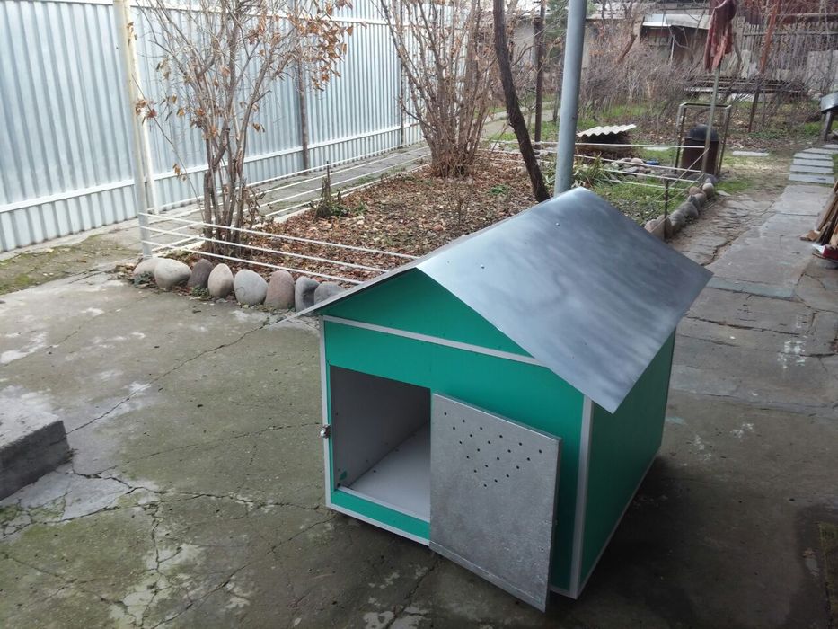 Будка для собак крупных пород.