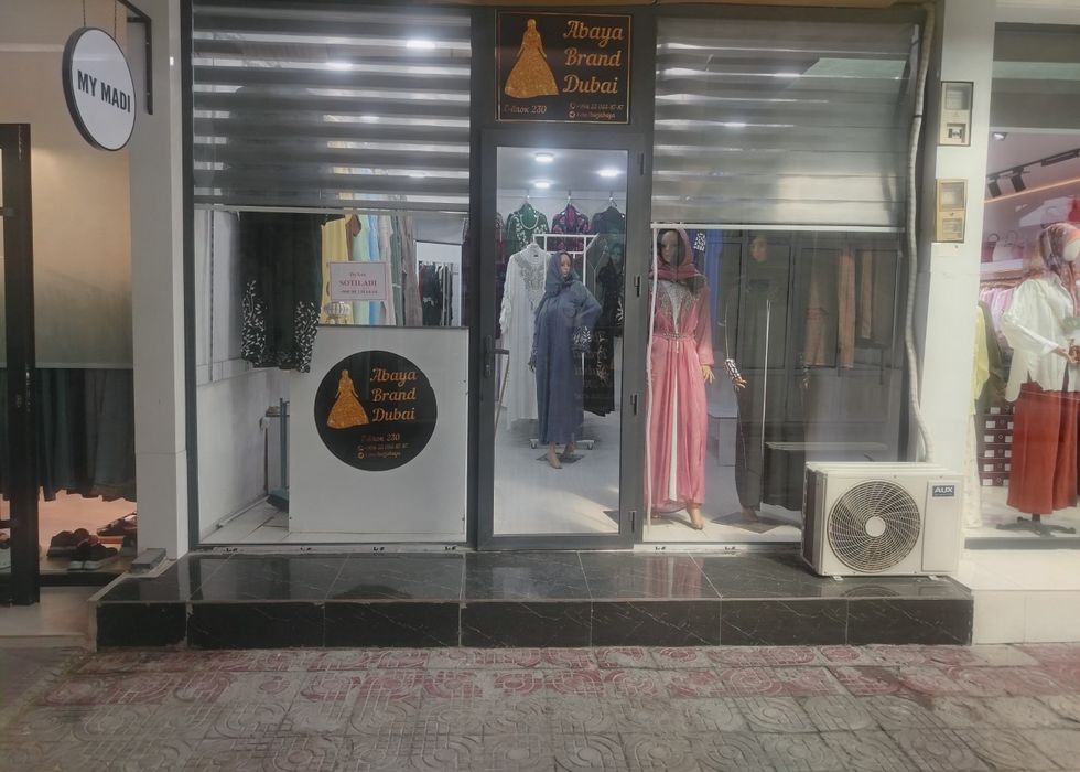Farg'ona kiyim bozorida joylashgan do'kon (магазин) sotiladi