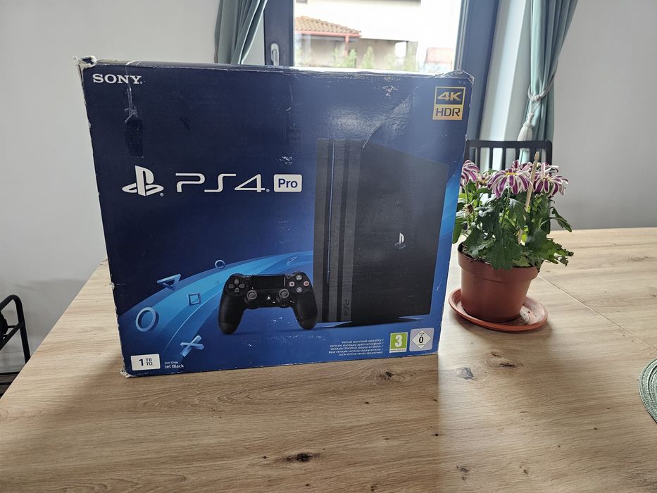 PlayStation 4 Pro 1TB + 2 manete | Stare foarte bună | Folosit puțin