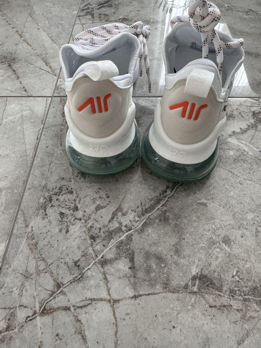 Оригинални дамски маратонки Nike 270