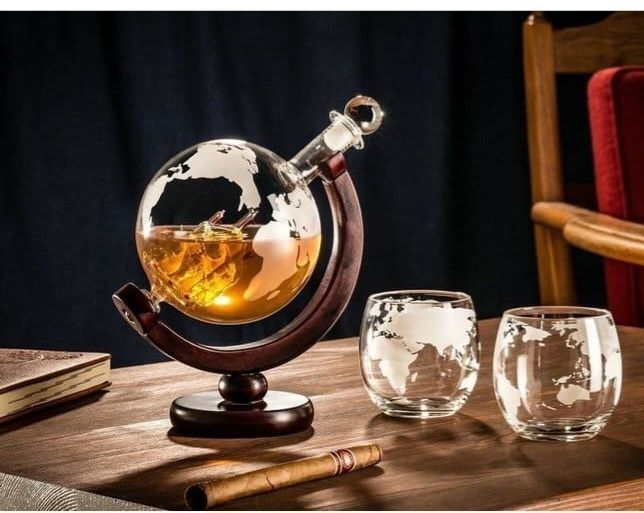 Подарък с характер / стъклен глобус декантер със стойка и чаши /