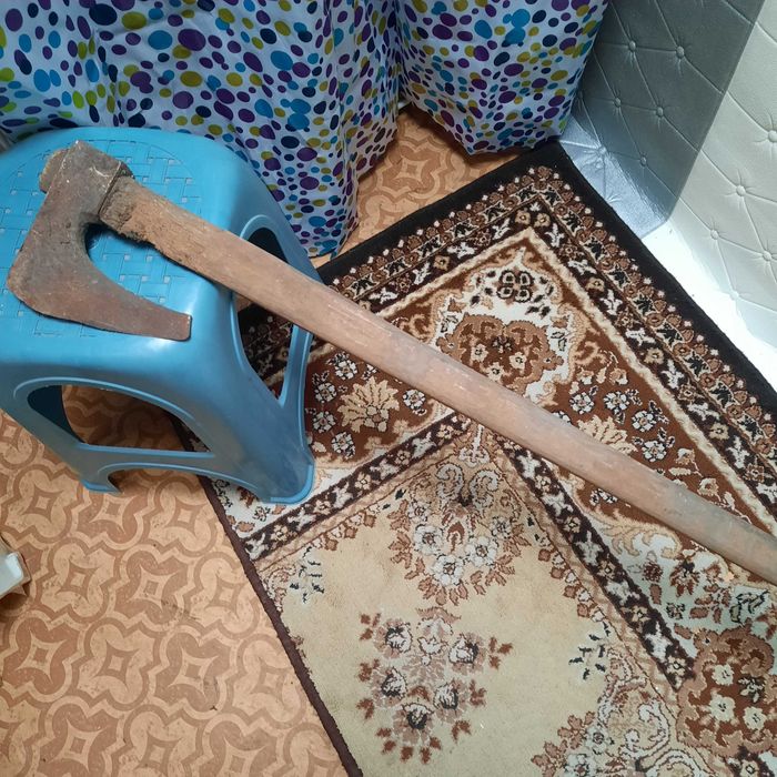 Стара брадва за цепене на дърва