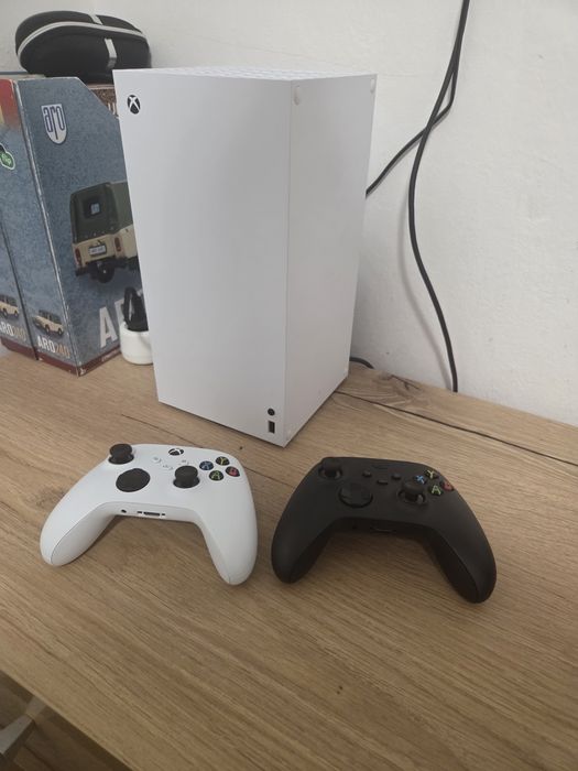 Xbox series X digital + 2 controllere