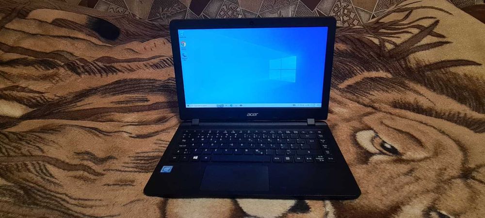 Laptop Acer de 13" cu procesor Celeron N3350,4 Gb RAM si SSD de 120 Gb